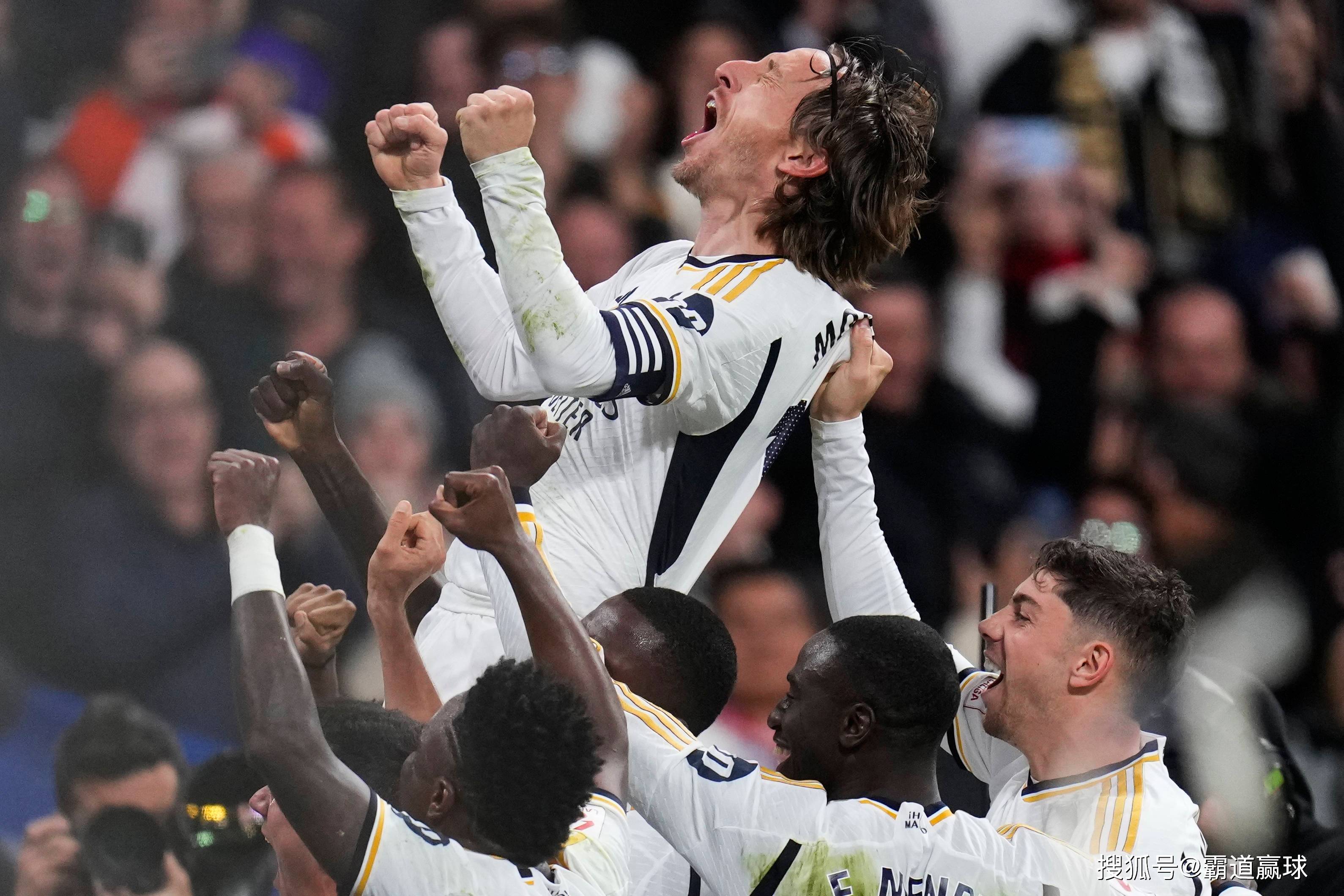 皇马客场-完胜那不勒斯，小组赛三连胜领跑对手