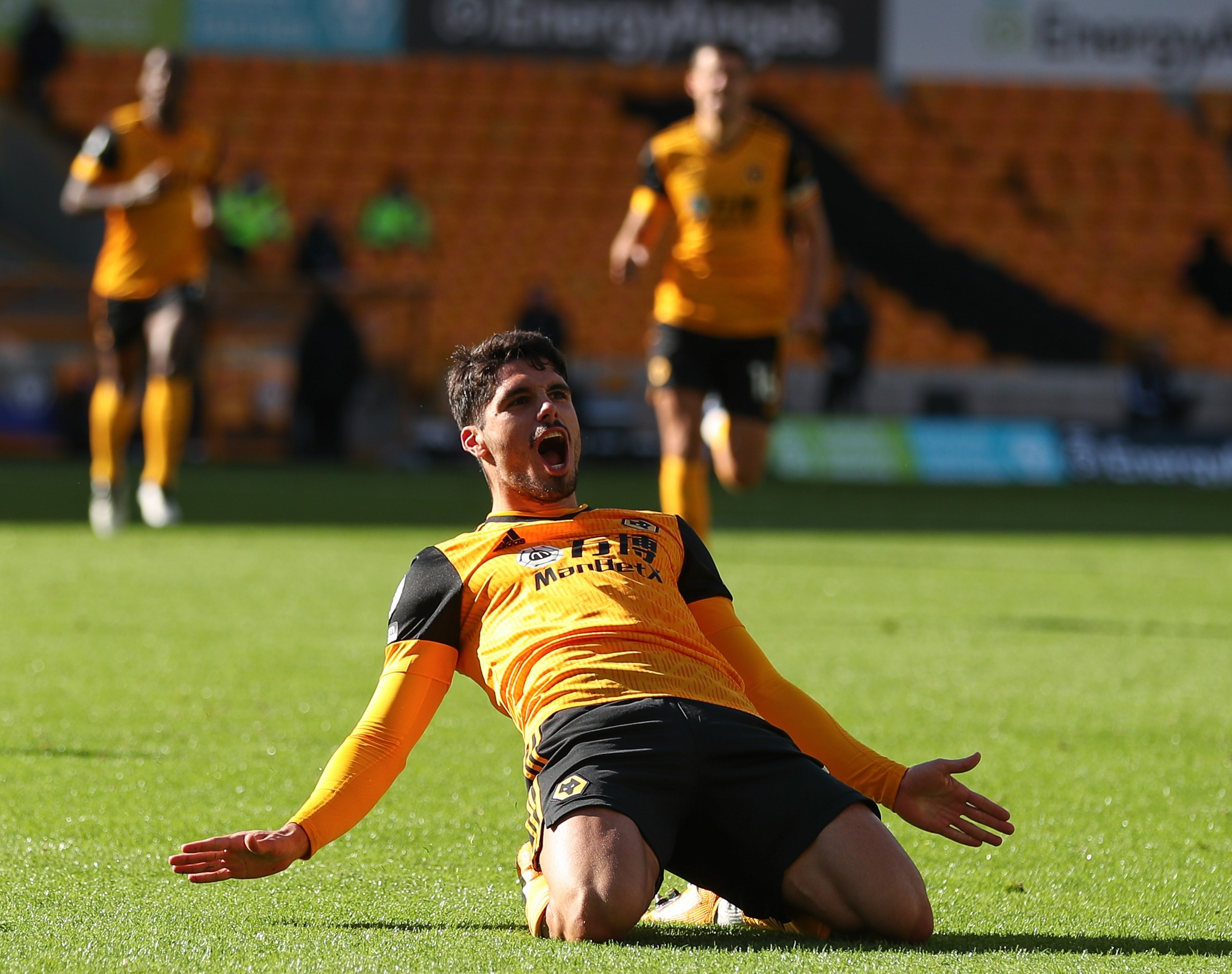 狼队中场内维斯前场追球拼抢，展现出色拼搏态度的简单介绍