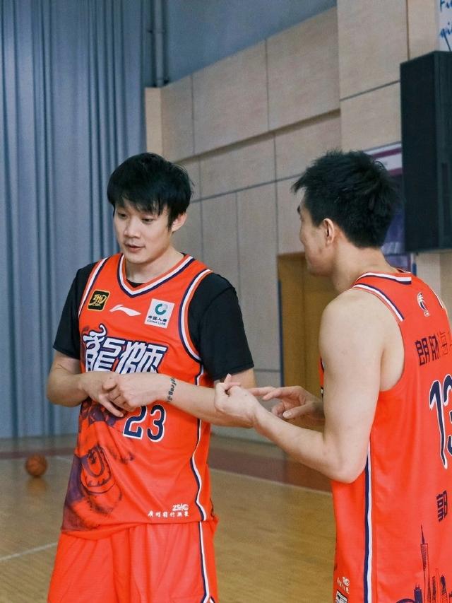 包含浙江男篮豪取关键胜利，晋级希望再次升温的词条